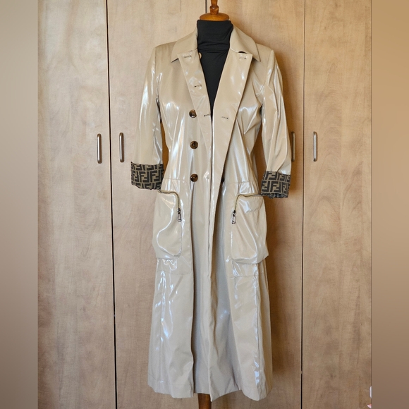 Authentic Fendi A Effet Verni Long Trench Coat - Picture 4 of 17